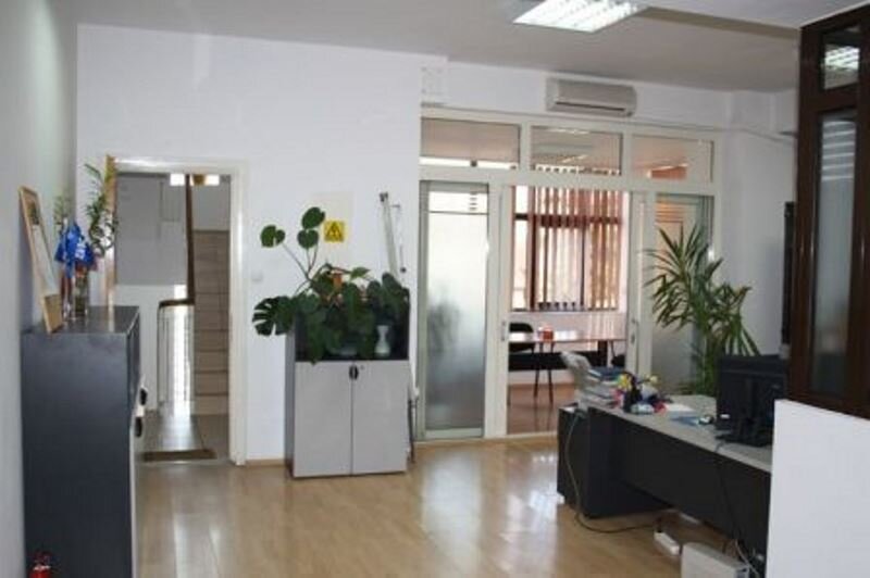 Casa Presei/ Jiului, birou /showroom, 580mp, parcare 15 locuri